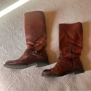 Børn Woman’s Size 9 Heeled Leather Boots Red Brown with Classic Zip Side Design